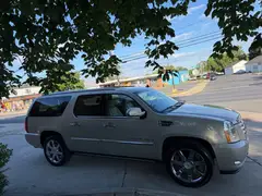 2007 Cadillac Escalade ESV Sport Utility 4D photo 4
